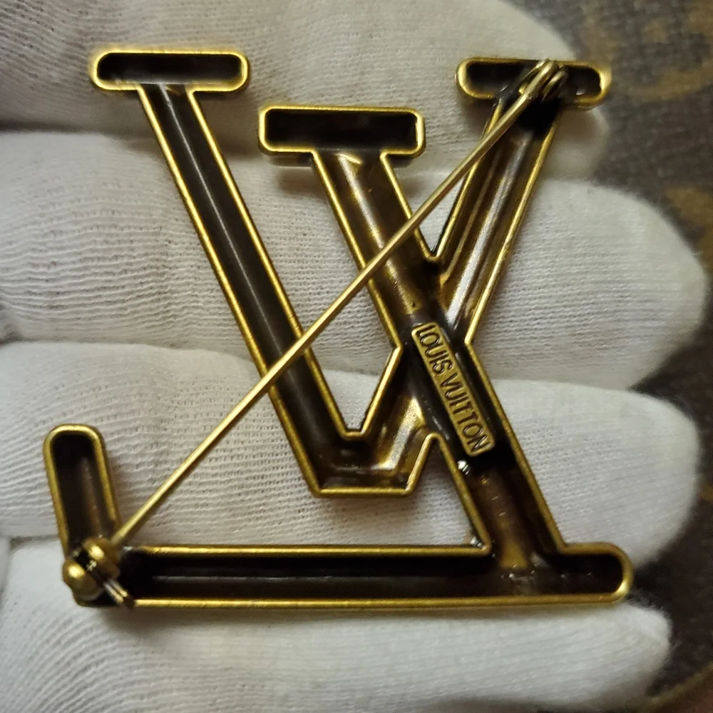 GWP LV Brooch, 2" Beautiful Gold Finish. Tarnish Free - Picture 2 of 4